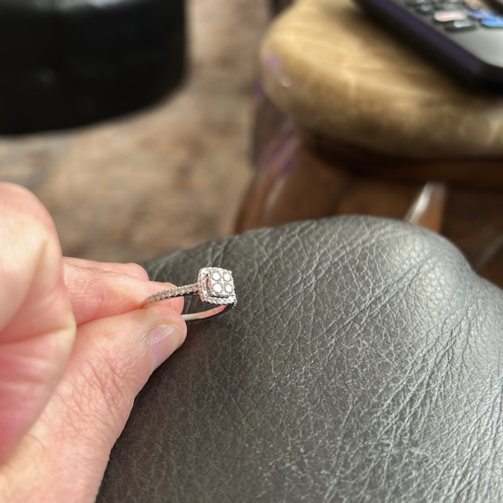 White gold engagement ring size 7. Clarity brilliant. I had warranty on it.